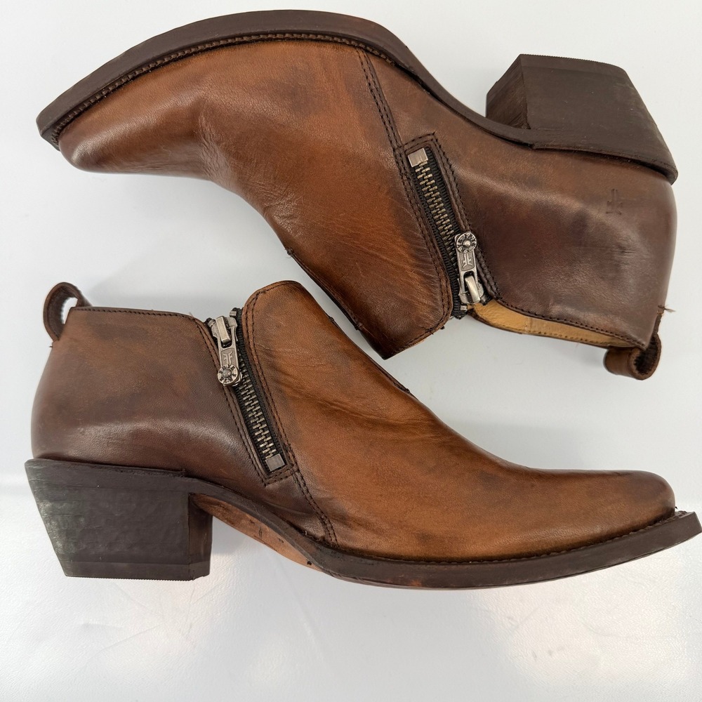 FRYE Sacha Moto Shootie Cognac Brown Leather Zip Pointed Toe Ankle Boots 8B
